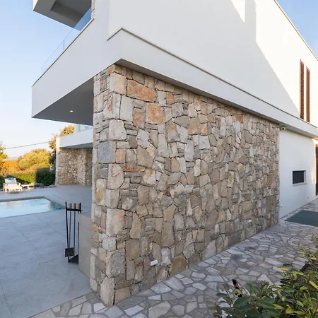Romana - Luxury Estate