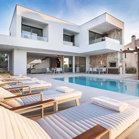 Romana - Luxury Estate Stomorska