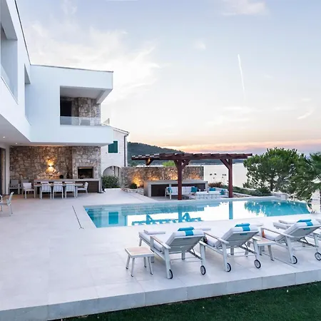 Romana - Luxury Estate *